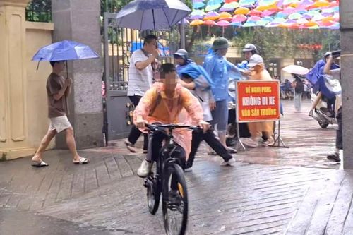 Học sinh tiểu học tự đạp xe đến trường: Biết đi xe thôi chưa đủ