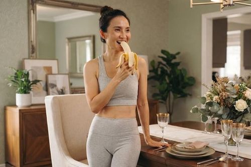 Có nên ăn một quả chuối trước khi tập thể dục buổi sáng?