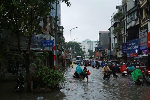 Mưa lớn đúng giờ đi làm, người Hà Nội chật vật di chuyển trên phố