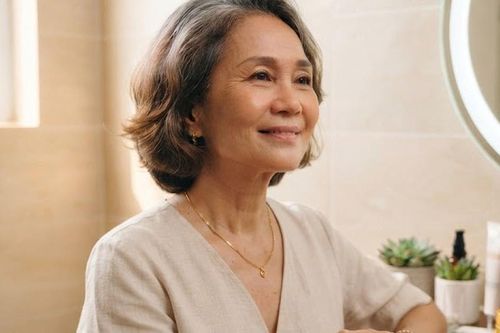 Vì sao nên chăm sóc da vùng cổ sau tuổi 50?