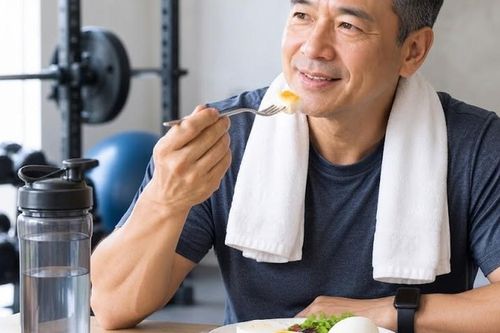 Sau tuổi 50: Nên ăn lòng trắng hay cả quả trứng sau tập luyện?