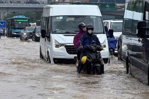 Hà Nội tái diễn mưa lớn giờ tan tầm chiều nay