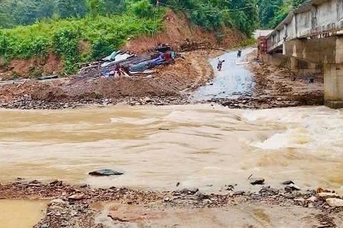 Mưa lớn kéo dài, 7 bản ở vùng cao Nghệ An bị cô lập