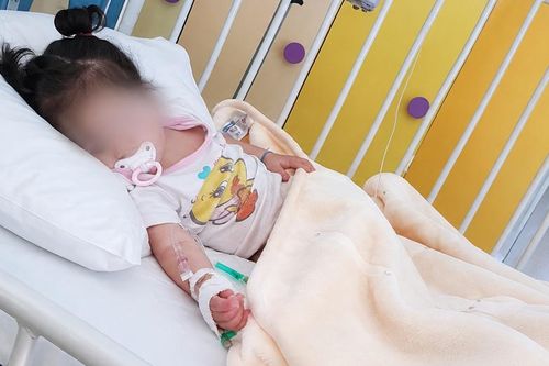Cứ ăn là nôn, bé gái 16 tháng tuổi nguy kịch vì dị vật thực quản