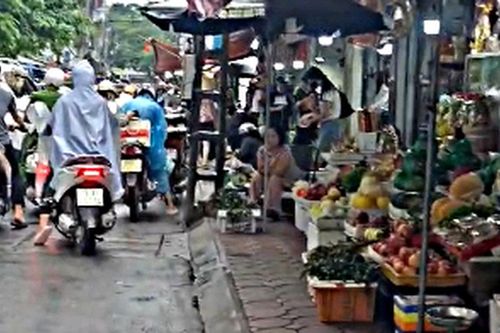 Buôn bán lấn vỉa hè, xe dừng dưới lòng đường trên phố Lê Văn Hiến, Hà Nội