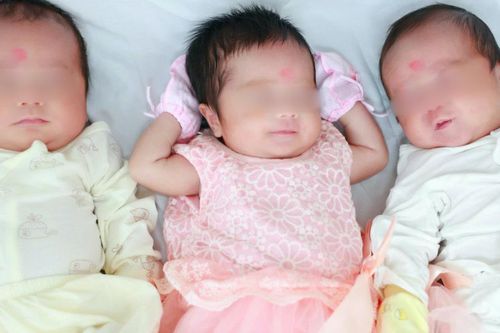 15 năm tìm con, người mẹ bật khóc khi đón 3 con chào đời