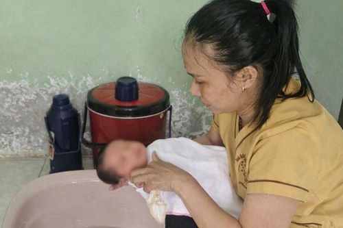 Trẻ sơ sinh bị bỏ rơi trước cửa nhà dân kèm tờ giấy viết tay