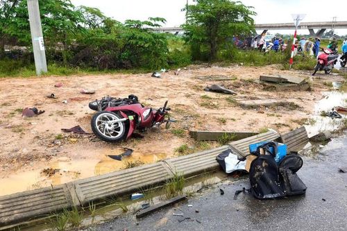 Hai học sinh tử vong sau va chạm với xe tải