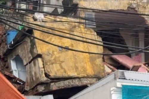 Mưa lớn ở Thanh Hóa: Sơ tán 60 người trước nguy cơ nhà đổ từ sườn đồi