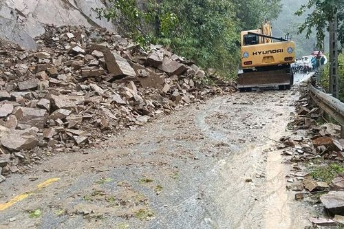 Mưa lũ khiến gần 1000 hộ dân phải sơ tán, 11 tuyến đường quốc lộ bị ngập
