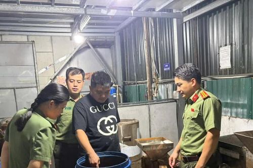 Kiểm tra xưởng sản xuất, lộ hàng tấn tương ớt không nguồn gốc xuất xứ