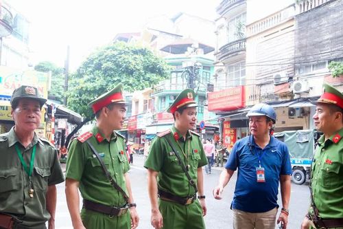 Đồng loạt ra quân xử lý vi phạm trật tự đô thị vùng giáp ranh Khương Đình - Phương Liệt - Định Công