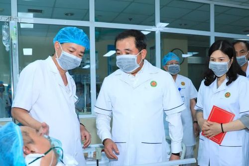 Bí thư Thành ủy Hà Nội Trần Đức Thắng vào bệnh viện thăm hỏi, động viên nạn nhân vụ cháy tại Tây Hồ
