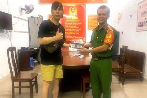 Du khách Hàn Quốc xúc động khi được hỗ trợ nhận lại tài sản