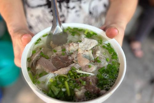 Thói quen khi ăn phở vô tình nạp đầy muối, tăng cân vèo vèo
