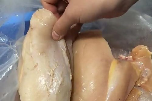 Lãnh đạo Hà Nội yêu cầu làm rõ vụ 'thịt gà có mùi lạ' vào trường học