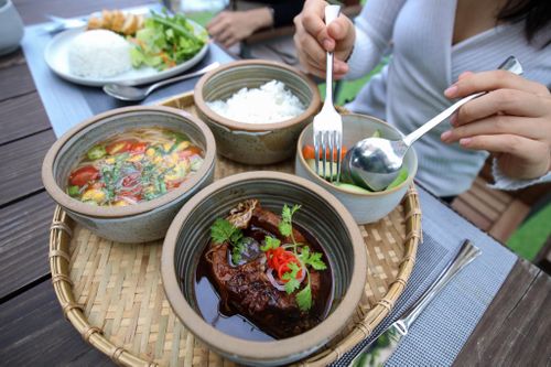 Bát cơm để lại một thành phố
