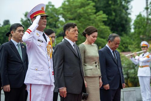 Nhà vua và Hoàng hậu Thái Lan vào Lăng viếng Chủ tịch Hồ Chí Minh, đặt vòng hoa tưởng niệm các Anh hùng liệt sỹ