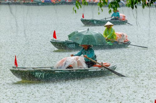 Mưa trắng trời, Ninh Bình tạm dừng hoạt động nhiều điểm du lịch