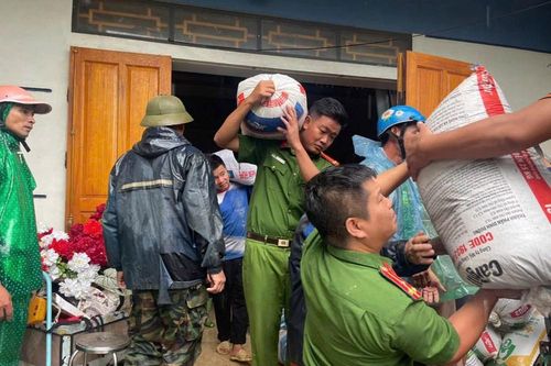 Phú Thọ: Công an hỗ trợ người dân di chuyển tài sản khỏi khu vực sạt lở