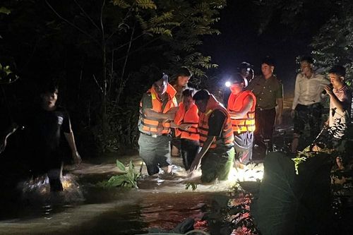 Căng dây đưa người dân vượt lũ đi cấp cứu trong đêm