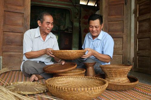 Đôi tay giữ nghề, giữ hồn văn hóa Hrê