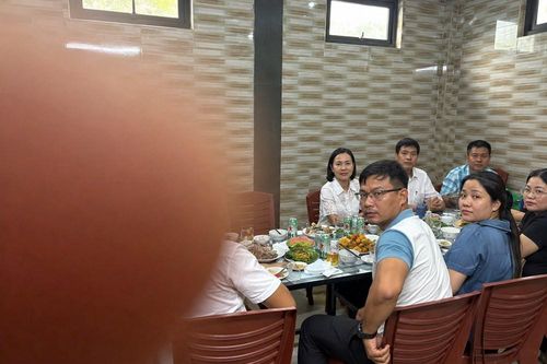 Quảng Trị: Cán bộ xã uống rượu bia trong giờ hành chính?