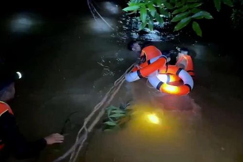 Nghệ An: Hàng chục cán bộ, chiến sĩ vượt lũ đưa người dân đi cấp cứu trong đêm