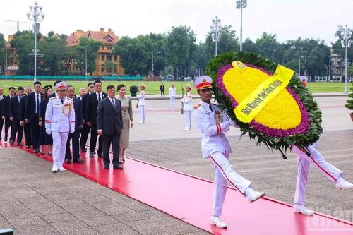 [Ảnh] Nhà vua và Hoàng hậu Vương quốc Thái Lan vào Lăng viếng Chủ tịch Hồ Chí Minh và đặt vòng hoa tưởng niệm các Anh hùng liệt sĩ