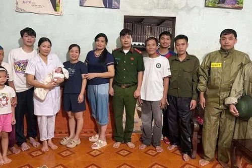 Lực lượng vũ trang Thanh Hóa giúp dân trong mưa lũ