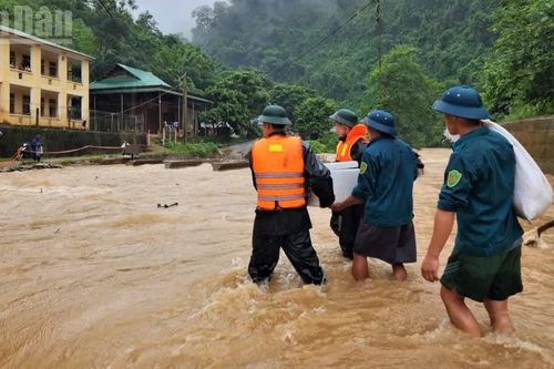 Bộ đội Biên phòng tỉnh Nghệ An hỗ trợ người dân ứng phó mưa lũ