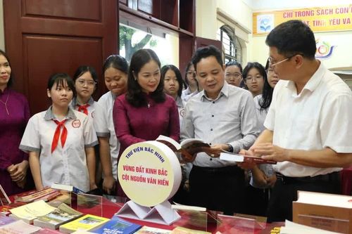 Trưng bày tư liệu 'Bắc Ninh - hội tụ truyền thống, kiến tạo tương lai'