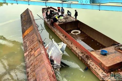 Khẩn trương xử lý sự cố sà lan mắc kẹt tại cầu đường sắt Mỹ Chánh, bảo đảm an toàn chạy tàu