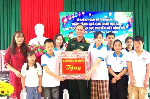 Tặng quà trung thu cho trẻ em Trường giáo dục chuyên biệt Đồng Hới