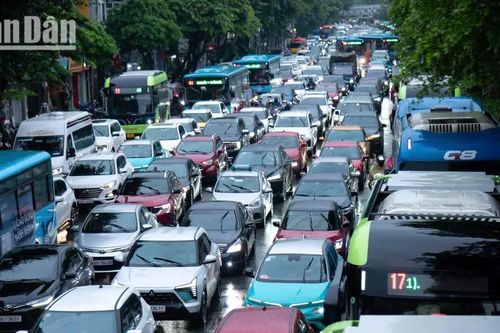 [Ảnh] Mưa lớn giờ tan tầm, phố Hà Nội thêm đông đúc và hối hả
