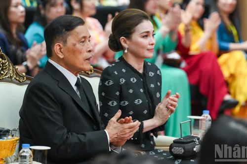 [Ảnh] Nhà vua Vương quốc Thái Lan Maha Vajiralongkorn Phra Vajiraklaochaoyuhua và Hoàng hậu gặp gỡ giảng viên, sinh viên Trường đại học Hà Nội