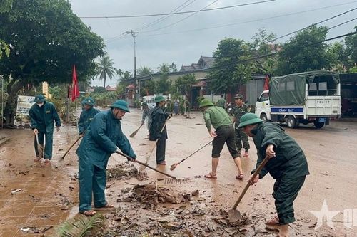 'Dàn quân' giúp dân dọn lũ