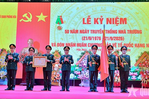 Đại tướng Nguyễn Tân Cương dự Lễ đón nhận Huân chương Bảo vệ Tổ quốc hạng Nhất của Trường Sĩ quan Phòng hóa