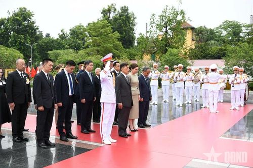 Nhà vua Thái Lan vào Lăng viếng Chủ tịch Hồ Chí Minh