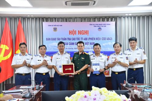 Vùng Cảnh sát biển 4 tiếp nhận tàu tuần tra cao tốc TT-400