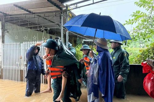 Nghệ An: Bộ đội, dân quân kịp thời giúp dân ứng phó ngập lụt tại xã Đông Hiếu