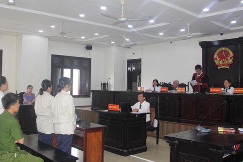 Xét xử 3 'nữ quái' câu kết lừa đảo chiếm đoạt tiền của nhiều người