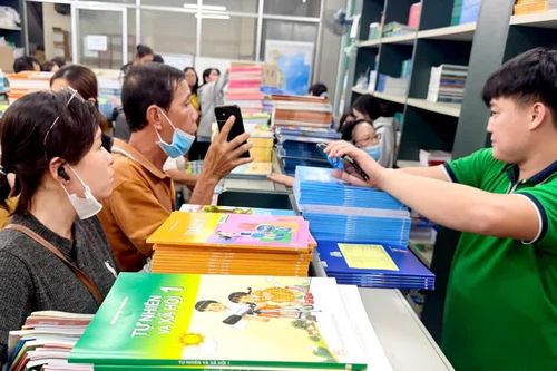 Thiếu cơ chế phối hợp trong đặt hàng, in ấn, cung ứng sách giáo khoa: Bộ Giáo dục và Đào tạo nhận trách nhiệm