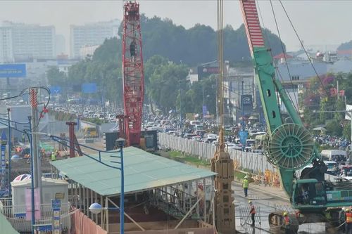 Đường Trường Chinh ùn tắc giao thông kéo dài do rào chắn thi công