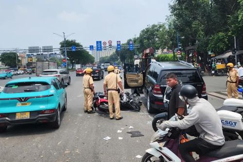 Ô tô tông nhiều xe máy đang dừng đèn đỏ