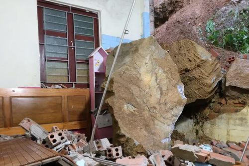 Mưa lớn gây ngập, sạt lở ở Thanh Hoá và Nghệ An