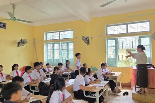 Quảng Trị: Học sinh vùng biên trở lại trường sau mưa lũ