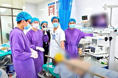 Ho, khó thở suốt 1 tháng, người đàn ông phát hiện dị vật trong phế quản
