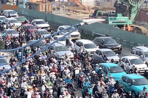 [GALLERY] Xe cộ kẹt cứng vì tổ chức giao thông phục vụ thi công Metro
