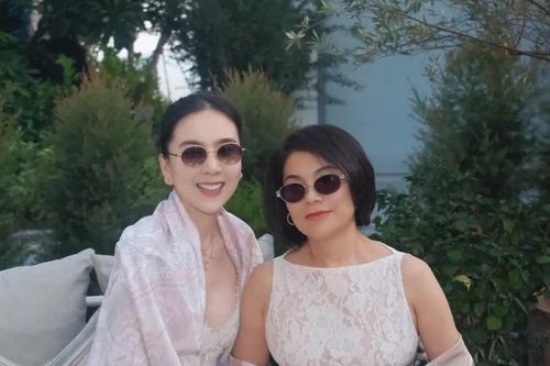 [GALLERY] Mai Ngọc khoe mẹ gần 60 tuổi vẫn trẻ đẹp, sành điệu